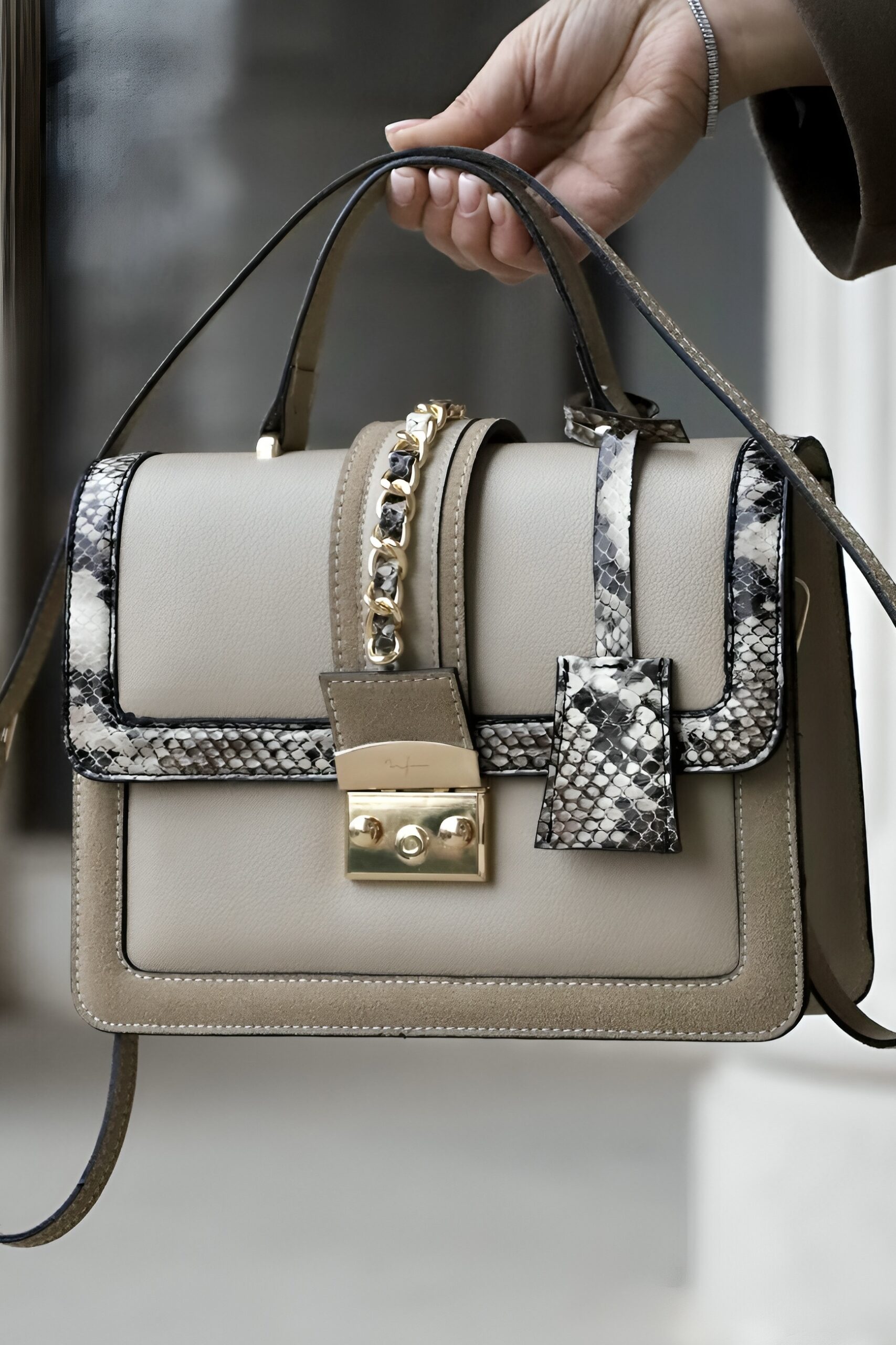 1765543486026_3e53575435204afe9982aebafc0ca878 کیف دستی آترا MB-Bag0130 - تصویر 1